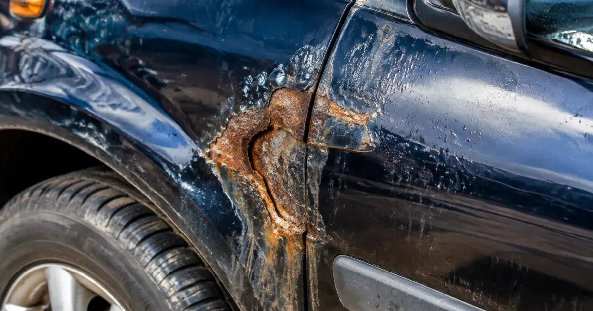 Carrozzeria auto corrosa da contatti elettrici e umidita ambientale