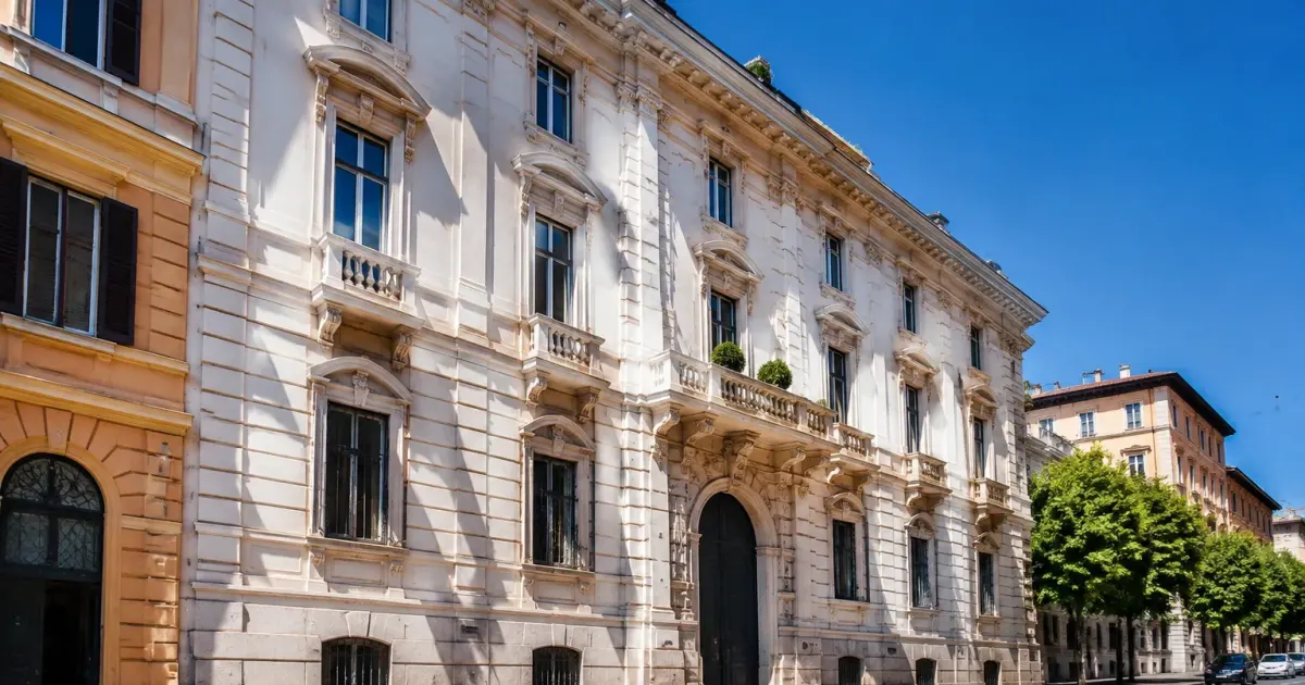 Elegante palazzo storico con facciata bianca affacciato su strada principale