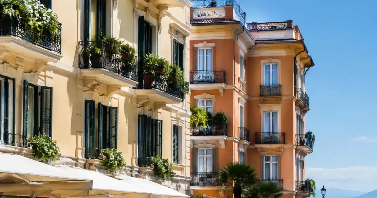 Facciate di lussuosi hotel italiani affiancati in primo piano