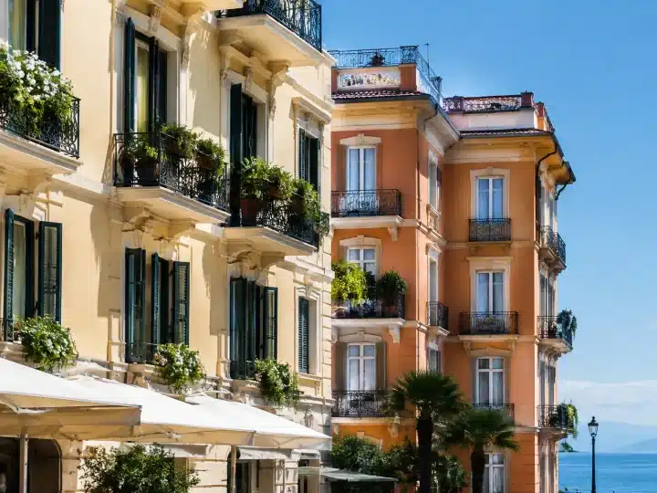 Facciate di lussuosi hotel italiani affiancati in primo piano