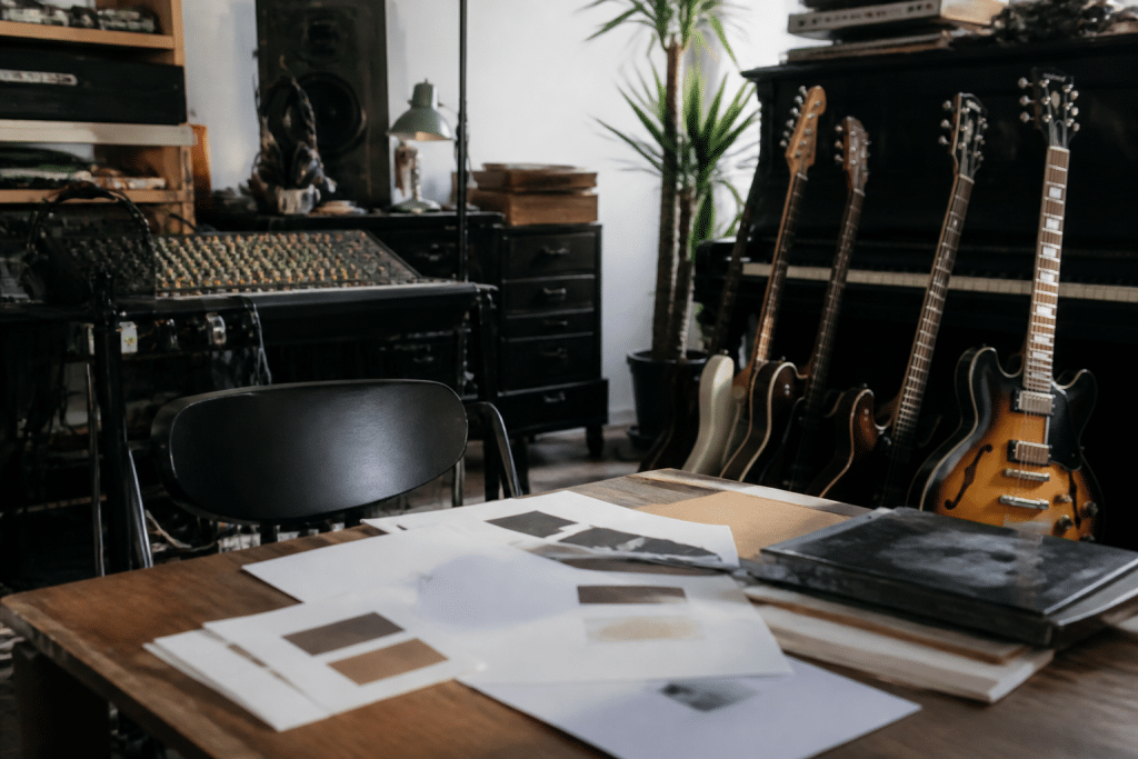 Studio di registrazione con strumenti musicali e documentazione brand
