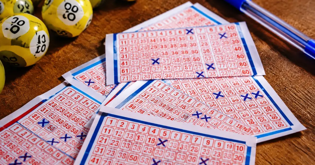 Biglietti lotto disposti con numeri estratti in evidenza