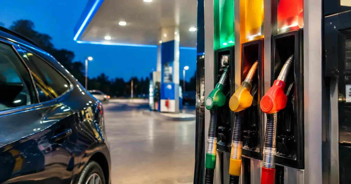 Pompa carburante con cifre costi illuminate verticalmente