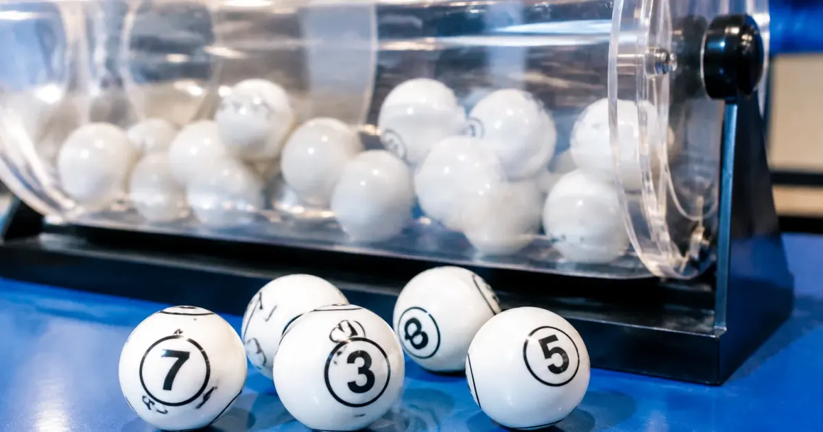 Sfere bianche numerate estratte da cilindro lotto