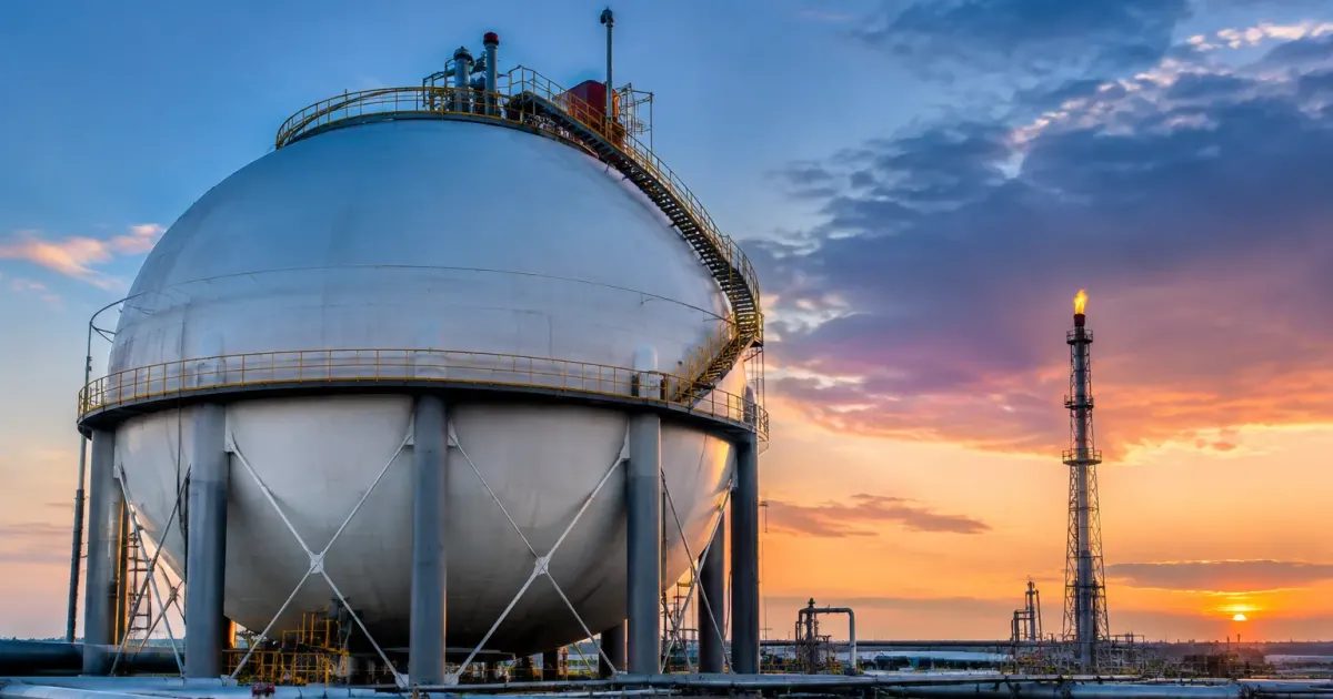 Serbatoio di stoccaggio gas con indicatore prezzo elevato visualizzato